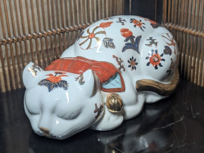 Rare Imari Sleeping Maneki Neko 1950s Japanese Porcelain Cat with 24K Gold