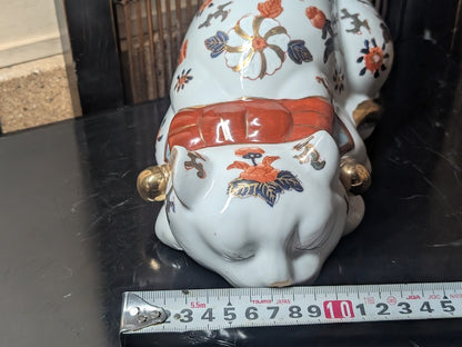 Rare Imari Sleeping Maneki Neko 1950s Japanese Porcelain Cat with 24K Gold