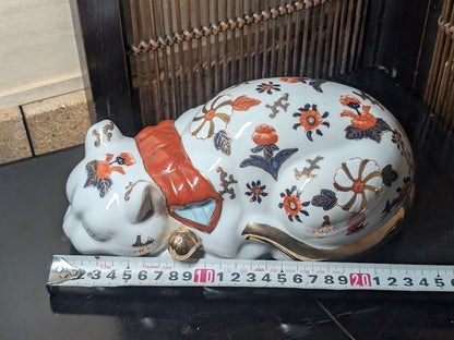 Rare Imari Sleeping Maneki Neko 1950s Japanese Porcelain Cat with 24K Gold