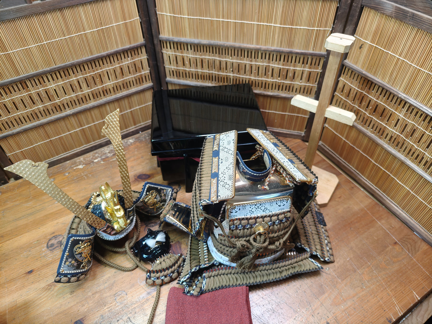 Authentic Japanese Kabuto Yoroi Armor Large Display w/ Wood Box