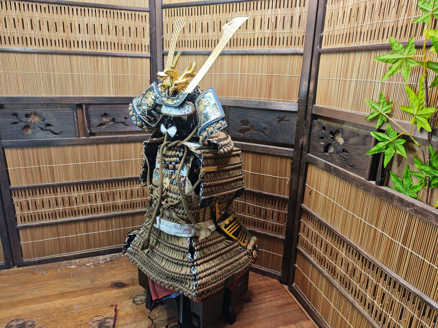 Authentic Japanese Kabuto Yoroi Armor Large Display w/ Wood Box