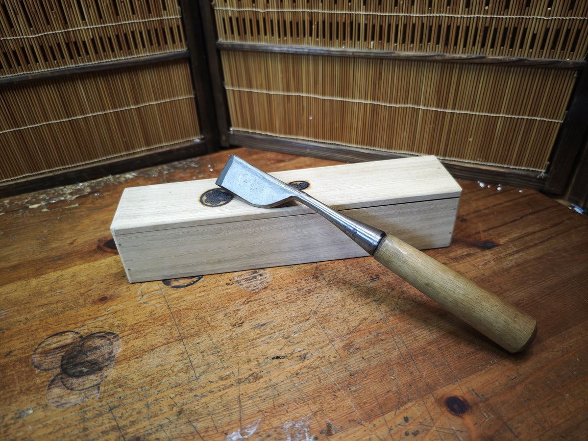 Japanese 1970s Miya Daiku 90-Degree Angle Chisel | Large Vintage Tool
