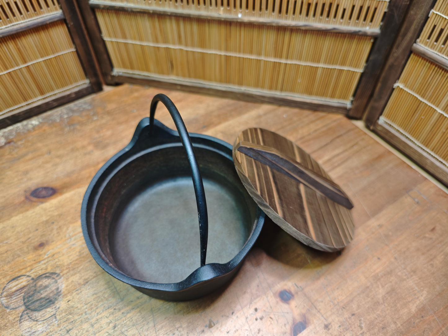 Japanese Vintage Nambu Tekki Cast Iron Pot w Wooden Lid Deadstock