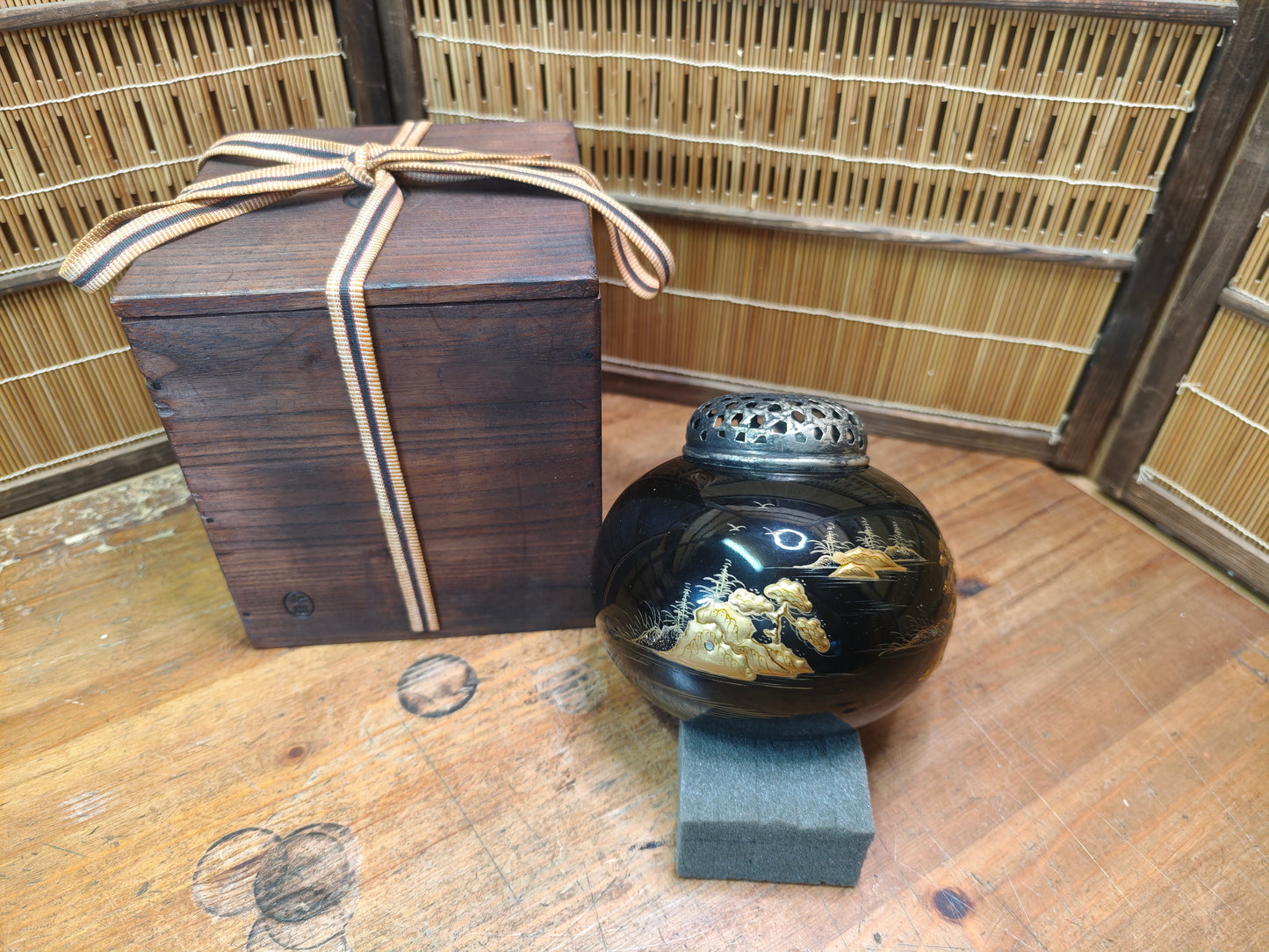 Japanese Wooden Koro Incense Burner Gold Maki-e Mother Pearl Inlay