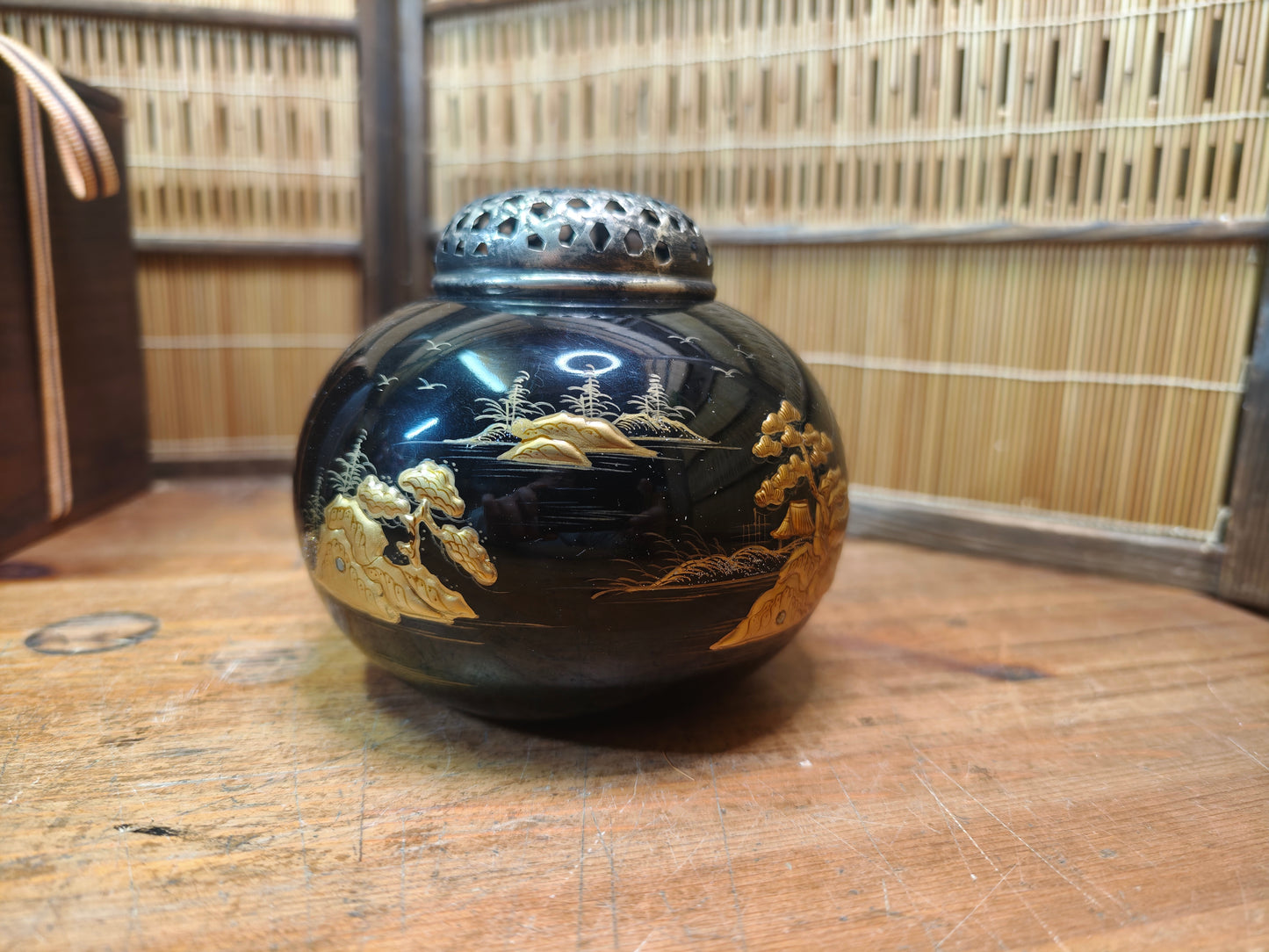 Japanese Wooden Koro Incense Burner Gold Maki-e Mother Pearl Inlay