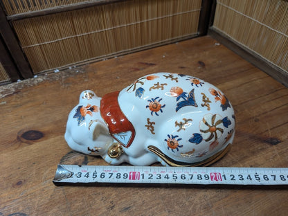 Rare 1950s Imari Maneki Neko Sleeping Cat Figurine with 24K Gold Japan Art