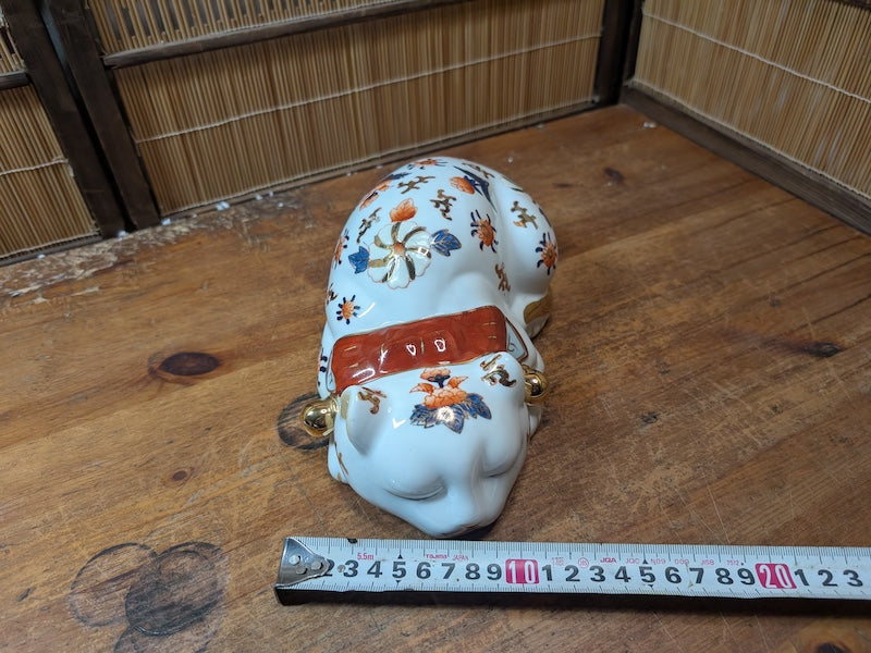 Rare 1950s Imari Maneki Neko Sleeping Cat Figurine with 24K Gold Japan Art