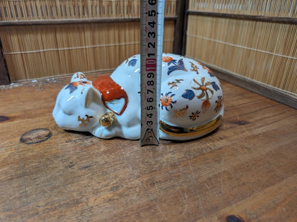 Rare 1950s Imari Maneki Neko Sleeping Cat Figurine with 24K Gold Japan Art