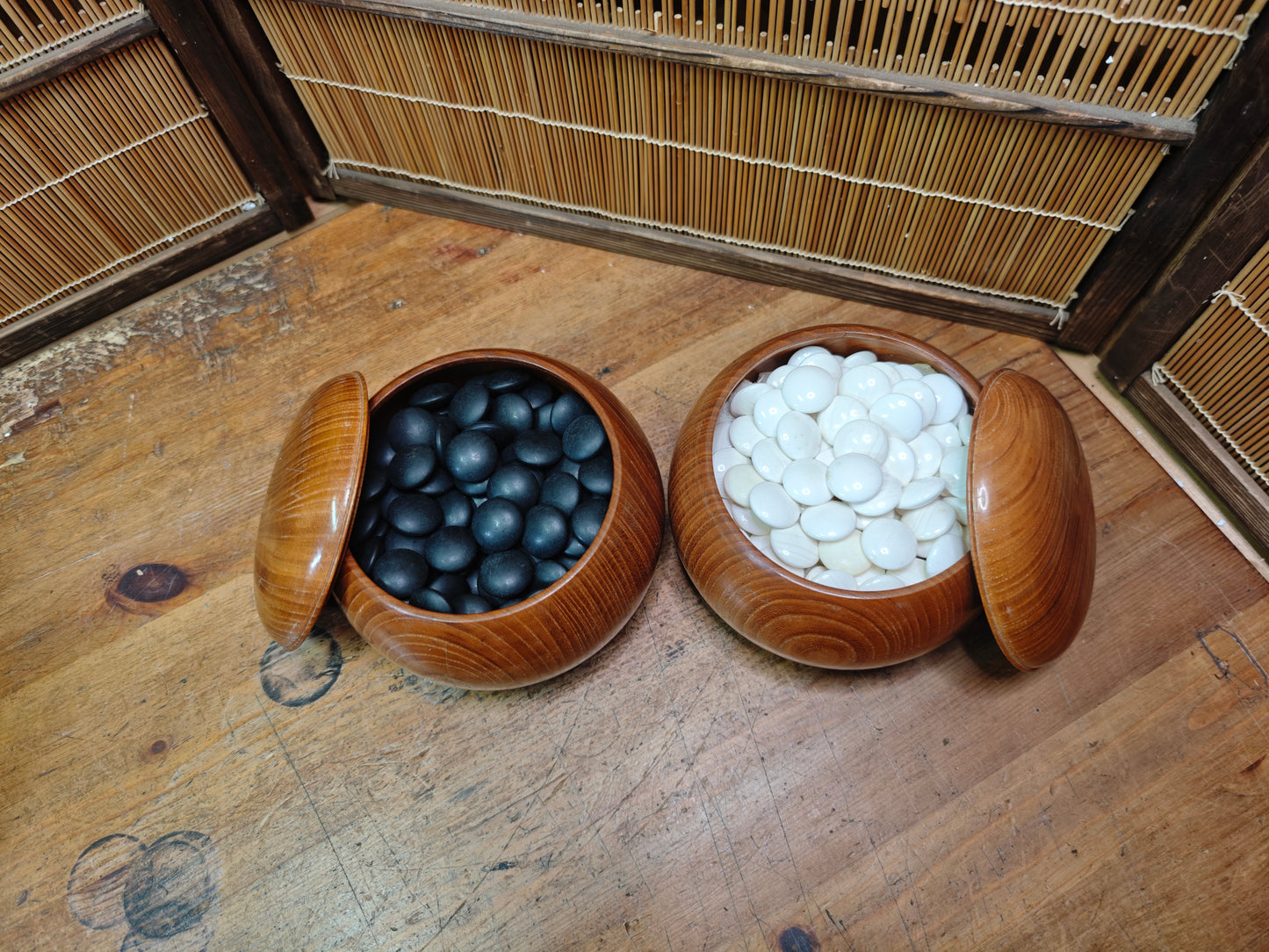 Rare Japanese Go Stones Set Hamaguri Shell 186 White 180 Black Wood Bowls