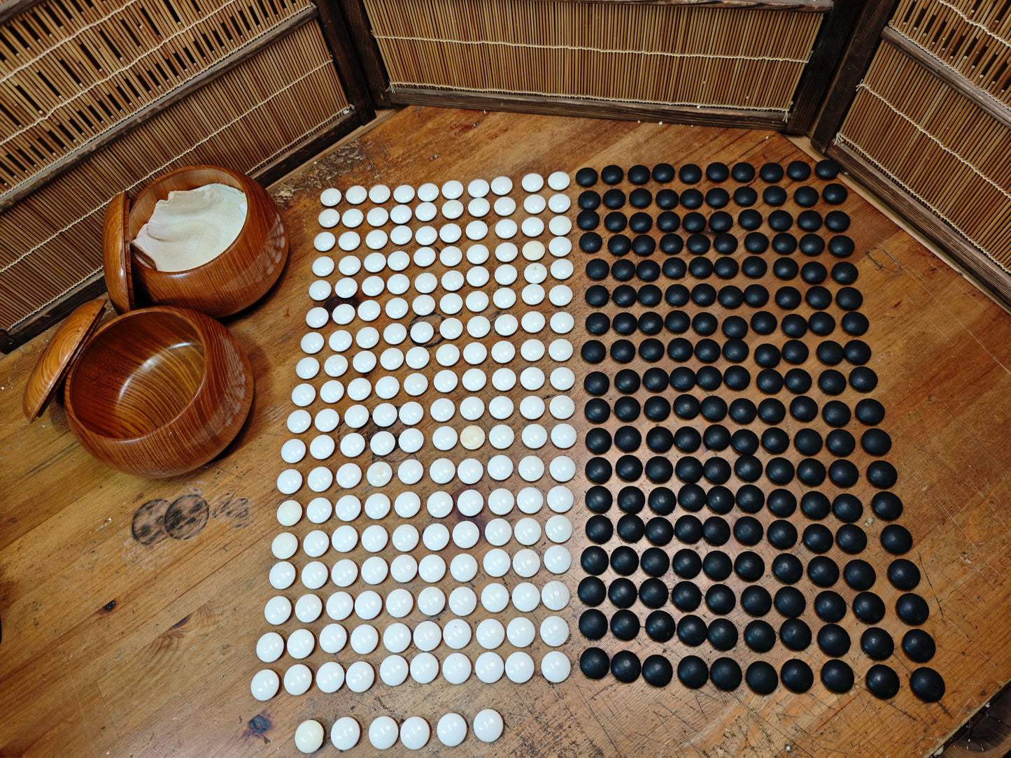 Rare Japanese Go Stones Set Hamaguri Shell 186 White 180 Black Wood Bowls