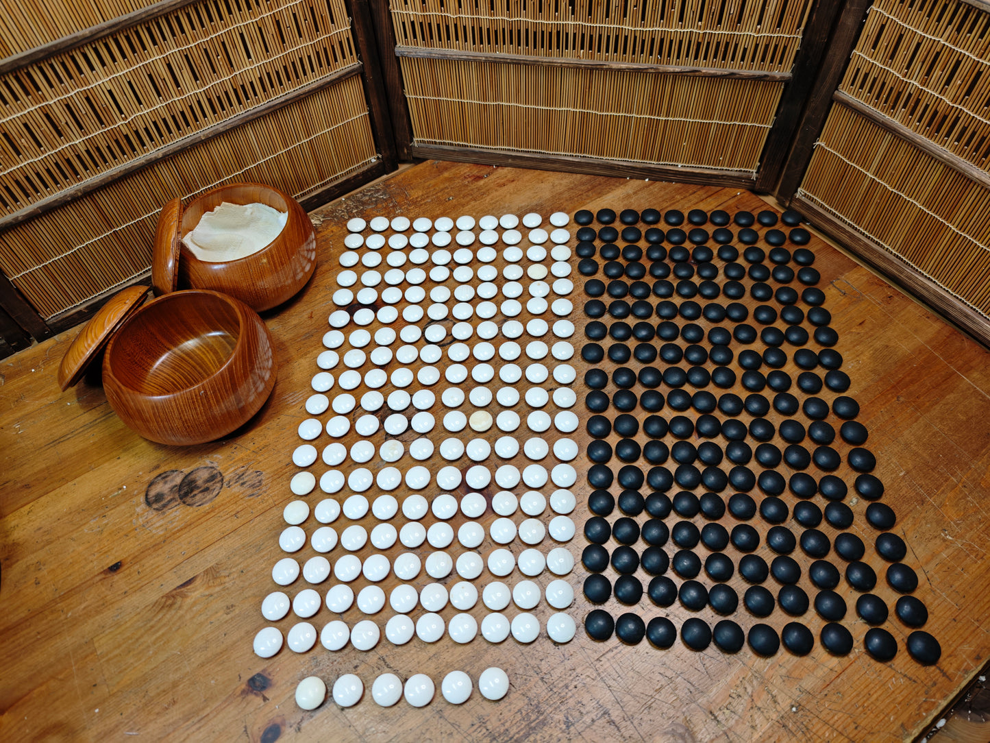 Rare Japanese Go Stones Set Hamaguri Shell 186 White 180 Black Wood Bowls