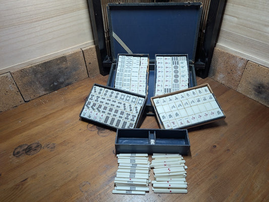 Vintage 1950s Japanese Mahjong Pai Game Set | Resin & Bamboo Tiles | Wooden Case
