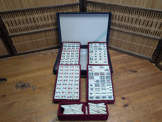 Vintage Japanese Mahjong Pai Game Set Resin & Bamboo Tiles wood Case