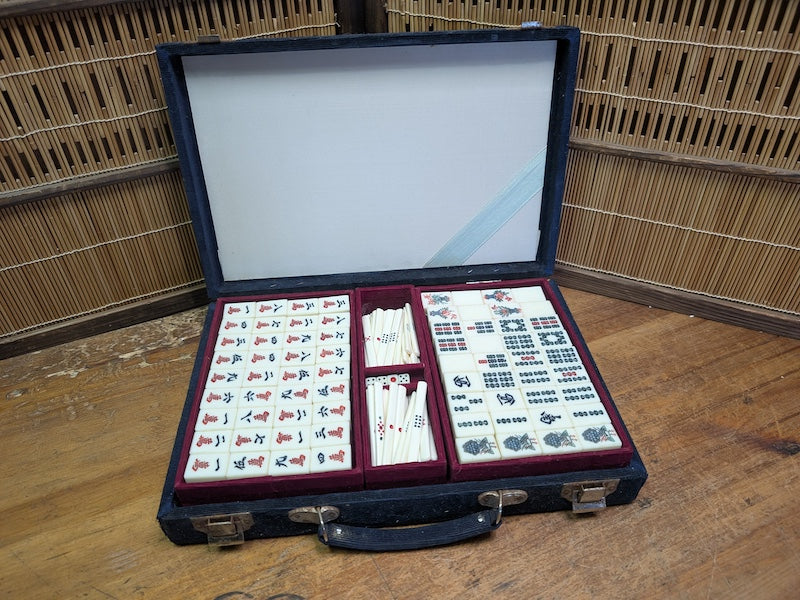 Vintage Japanese Mahjong Pai Game Set Resin & Bamboo Tiles wood Case