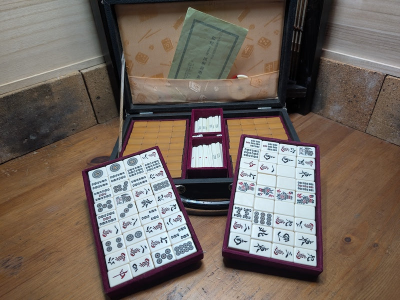 1970s Japanese Mahjong Pai Game Set | 2kg (4.4 lbs) | Resin & Bamboo Tiles | Aluminum Case