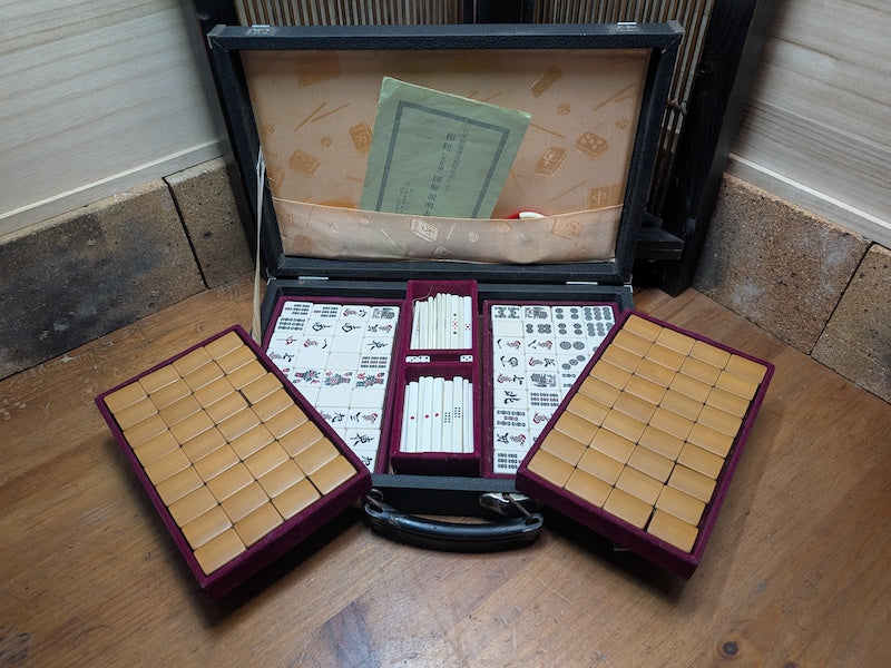 1970s Japanese Mahjong Pai Game Set | 2kg (4.4 lbs) | Resin & Bamboo Tiles | Aluminum Case