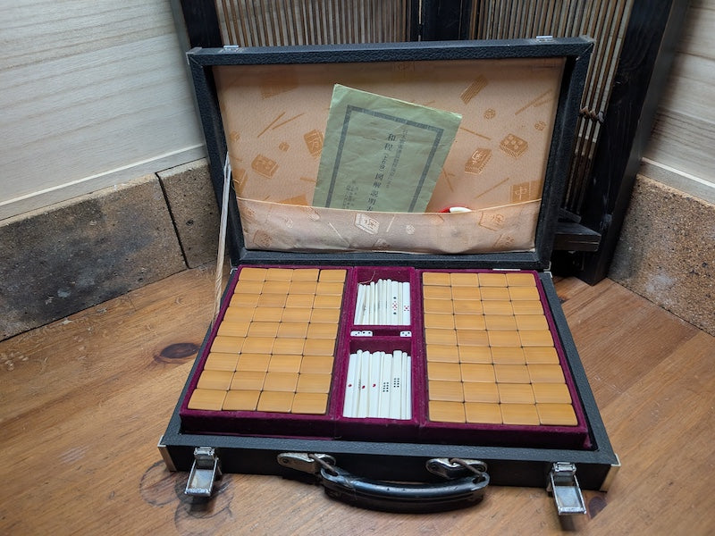 1970s Japanese Mahjong Pai Game Set | 2kg (4.4 lbs) | Resin & Bamboo Tiles | Aluminum Case
