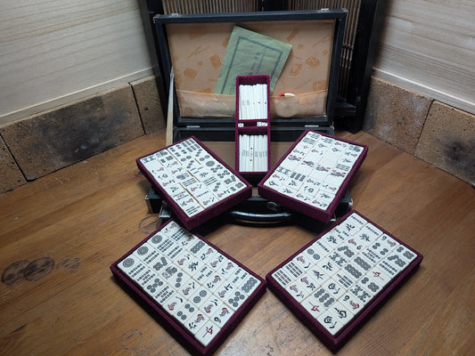 1970s Japanese Mahjong Pai Game Set | 2kg (4.4 lbs) | Resin & Bamboo Tiles | Aluminum Case