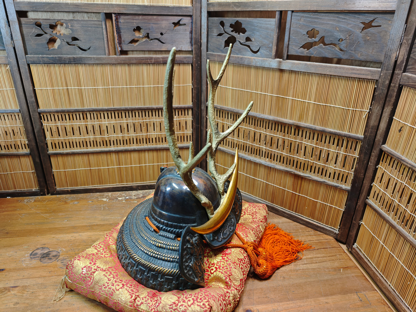 Vintage Japanese Samurai Kabuto Helmet Sword Display Stand Steel Heavy